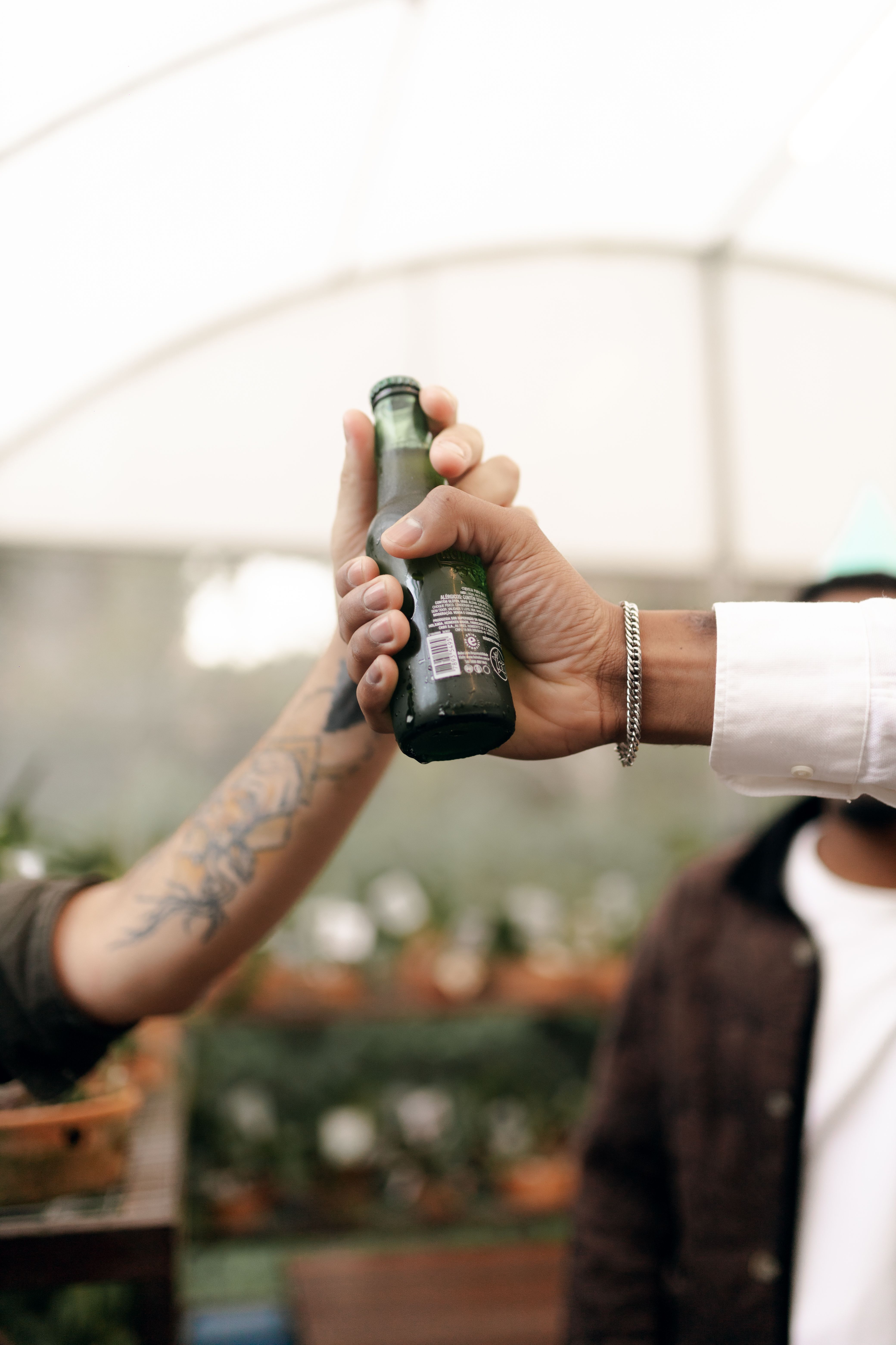 Hidratação e abstinência de álcool nas primeiras semanas pós-tatuagem